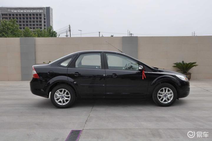 【福克斯三厢 1.8手动舒适型福克斯三厢外观-银