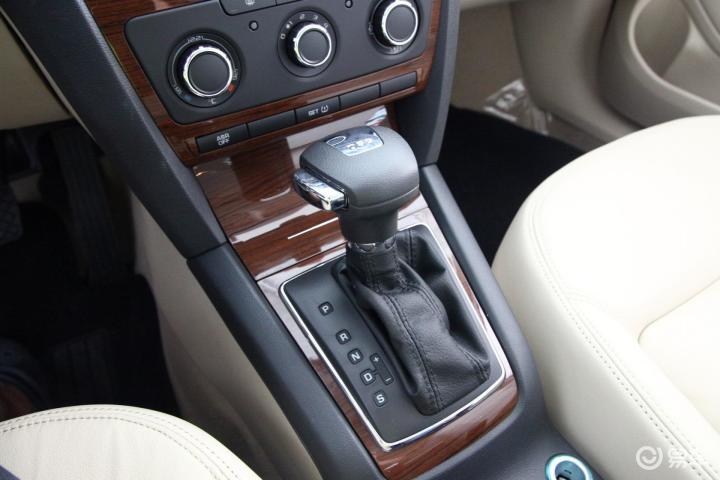 2012款 1.4tsi 双离合 手自一体 逸俊版