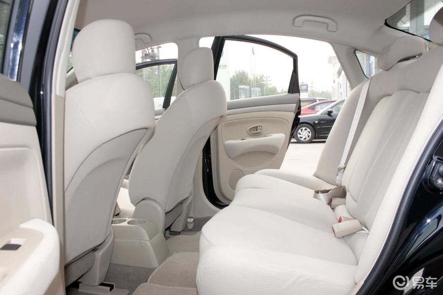 【轩逸2012款1.6l 手动 xe 经典舒适版后排空间体验