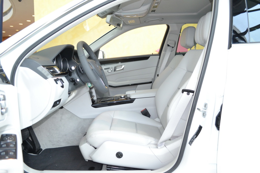 【奔驰E级2014款E260L 运动型前排空间汽车