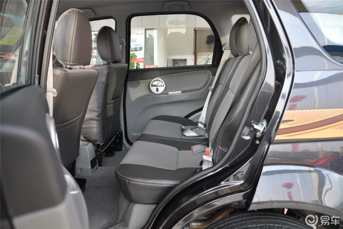 【众泰t2002013款1.3l 手动 精英型后排空间体验汽车