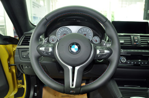 宝马M4方向盘