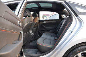 索纳塔九后排空间