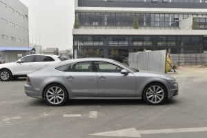 奥迪A7正侧（车头向右）