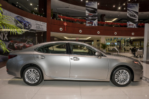 雷克萨斯ES正侧（车头向右）