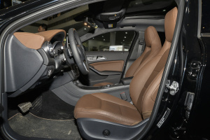 奔驰GLA级前排空间