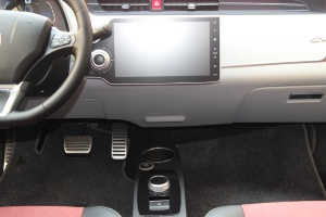 众泰E200中控台正面