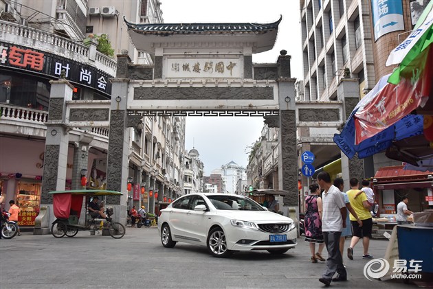 大博瑞停在骑楼城的牌坊下,很多走过路过的市民都会回头看,大博瑞还是
