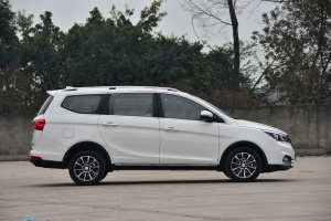 宝骏730正侧（车头向右）