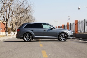 奥迪Q7正侧（车头向右）