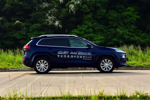 自由光正侧（车头向右）