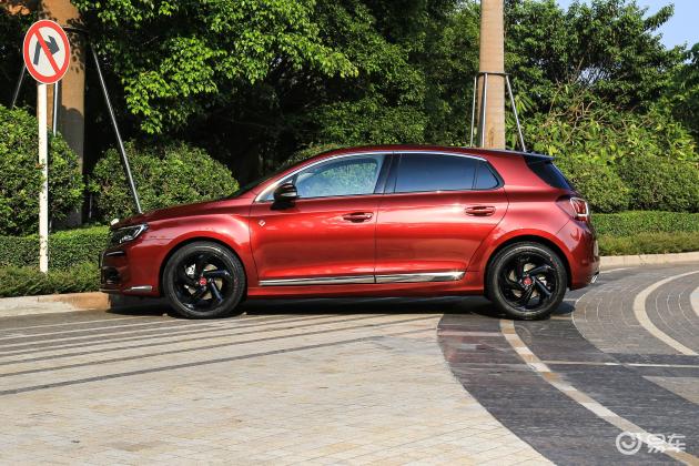 外观 正侧车头向左水平