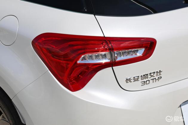 外观 尾灯侧45度俯拍