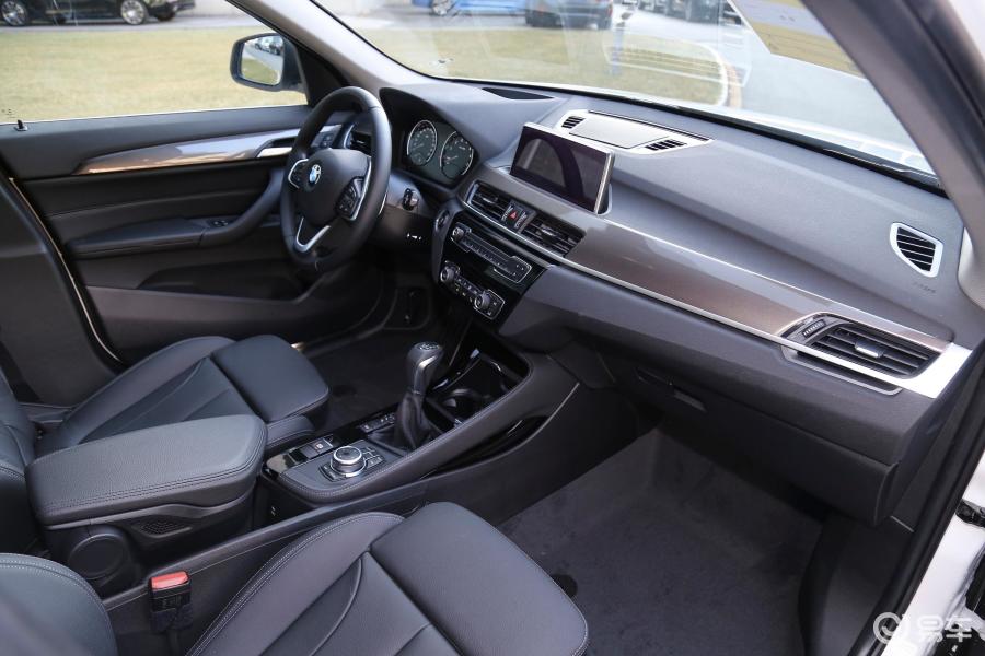 【宝马x12019款xdrive20li 豪华版内饰全景副驾驶员