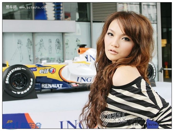 性感野性的卷发车模