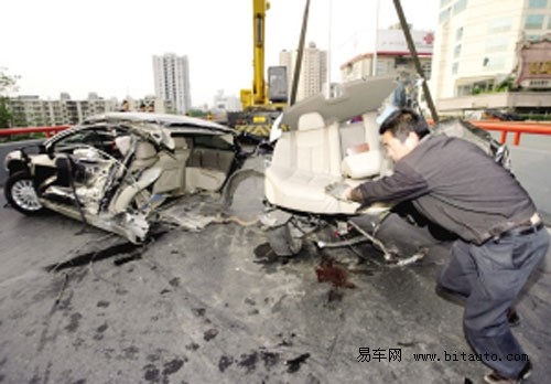 日产天籁车祸惨遭车裂 头尾大分家高清图片
