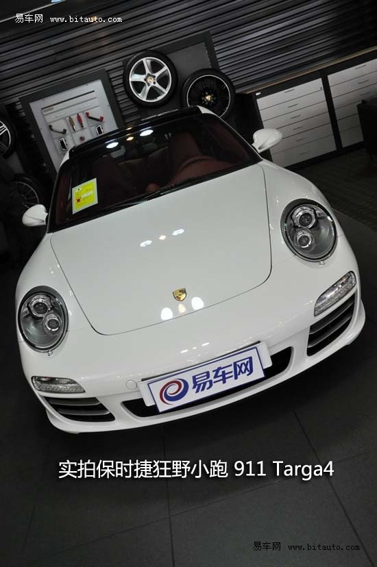 美女感受敞篷小跑图片