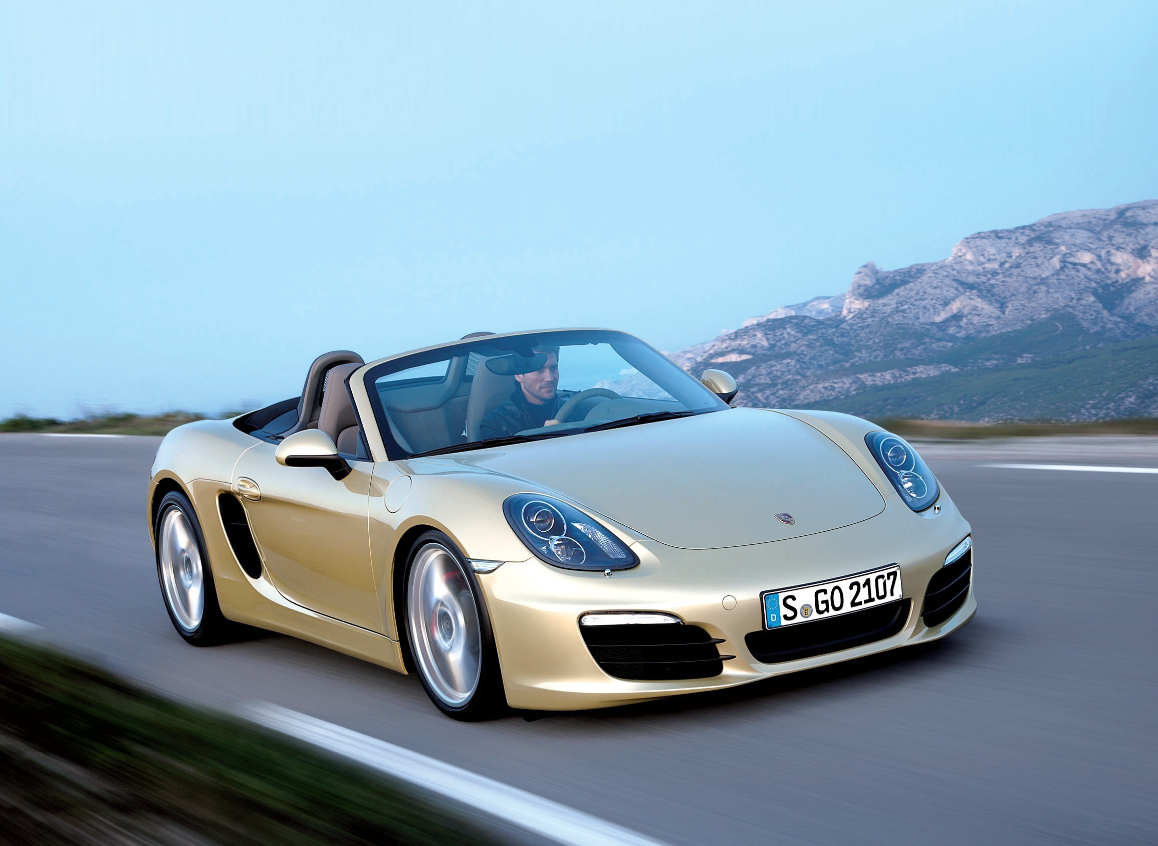 继承了七十年代保时捷跑车经典设计元素的新一代boxster造型更加犀利