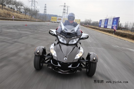 【图文】三轮贴地飞行 试驾庞巴迪蜘蛛侠摩托