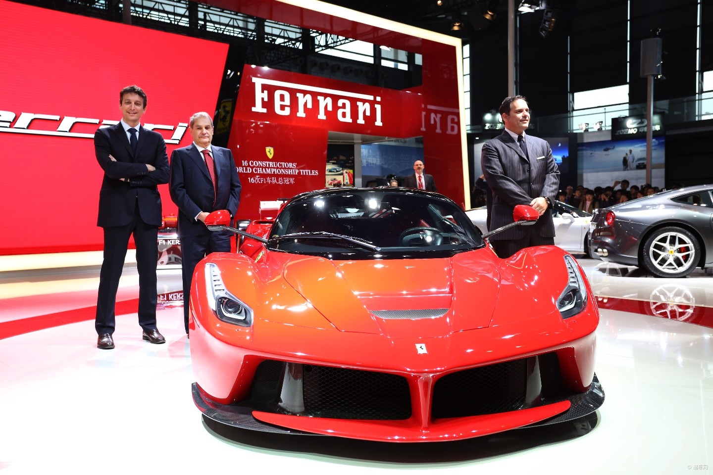 法拉利高层合影; 红魔法拉利上海车展盛装抒写传奇 (3); laferrari