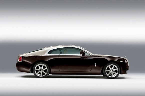 虽然是款全新车型,不过魅影在车头设计上仍然遵循劳斯莱斯车系的