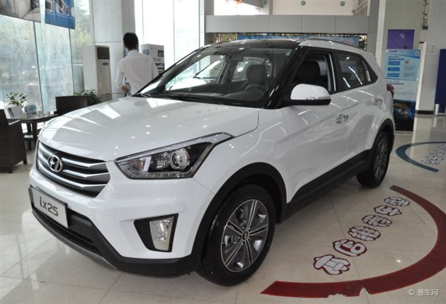 现代ix25定位为小型suv,其    尺寸为4270/1780/1627mm,轴距为2590