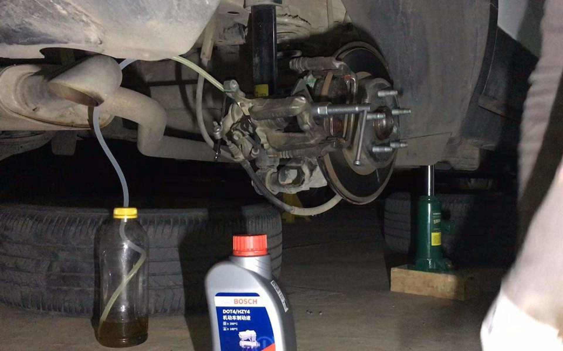 汽车刹车油多久换一次？修车工：符合这些条件就换，不然后果严重