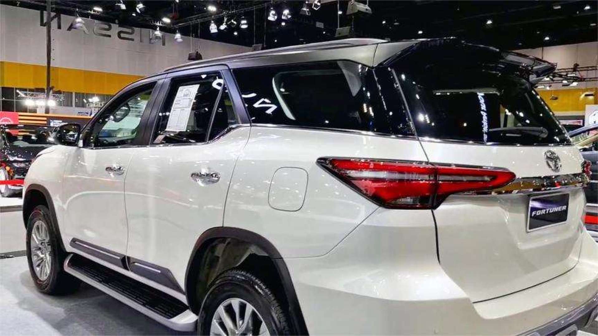 2021款丰田奔跑者fortuner 2.4v版登场,实车太漂亮了!