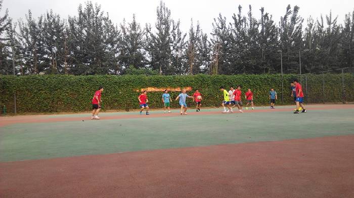 【手机APP:走,踢足球去】_易车足球大联盟_汽