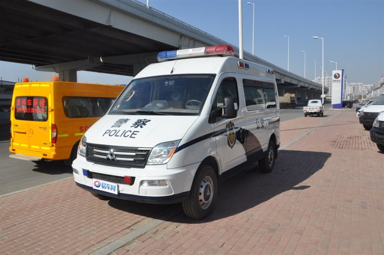 v80 2011款 多功能警用车 2.5t 手动 9座