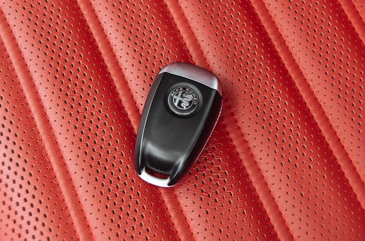 阿尔法·罗密欧  阿尔法·罗密欧giulia  2017款  2017款  280hp 豪华