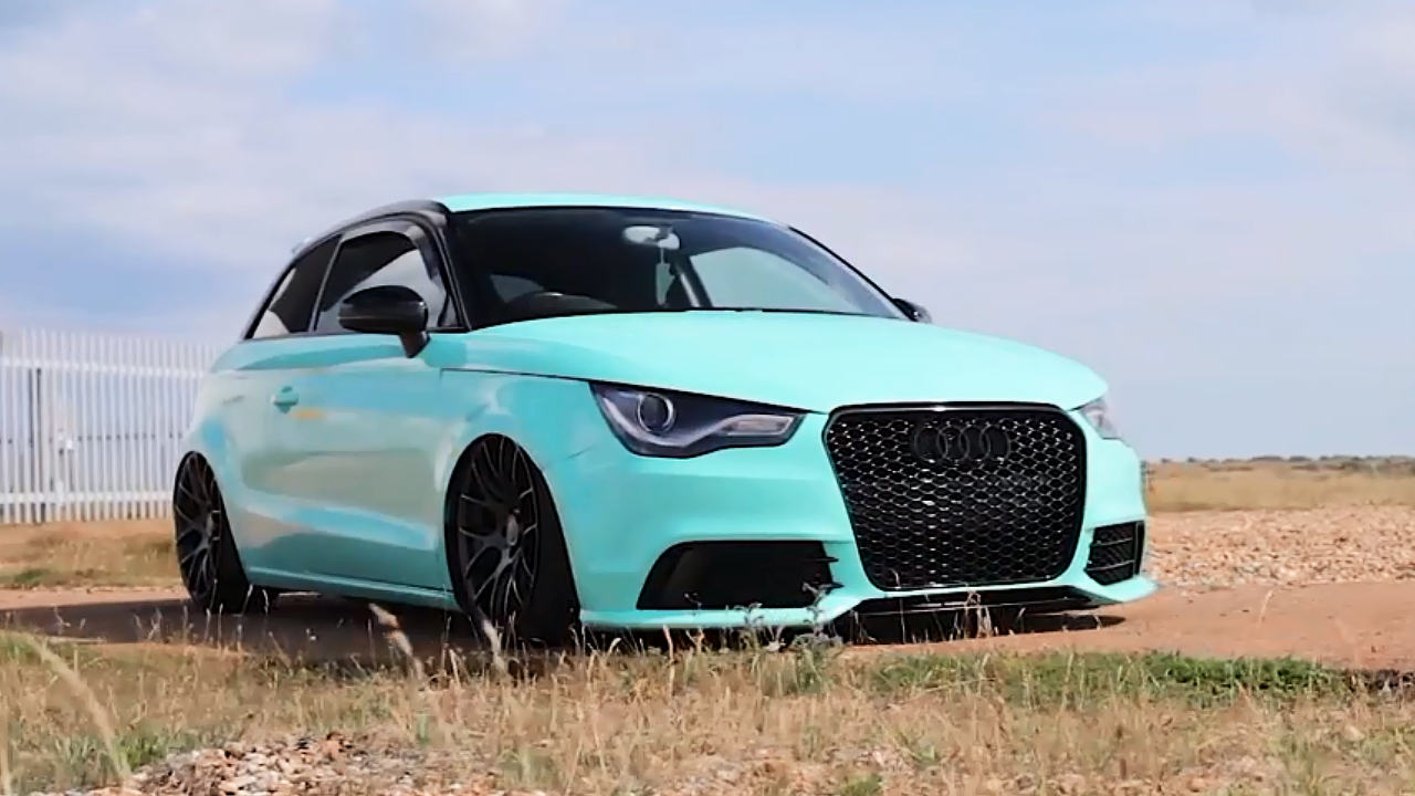 改装奥迪a1薄荷绿车身配黑色轮毂