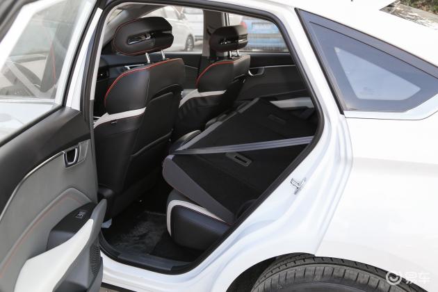 当前位置:>易车>宝骏rc-6车尾摘要>摘要详情>宝骏rc-6后备厢空间可