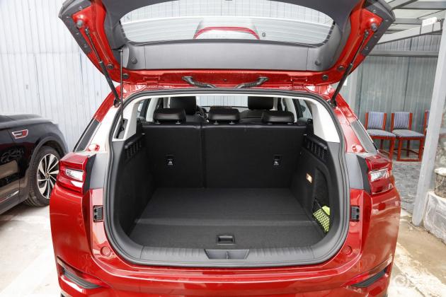 当前位置:>易车>红旗e-hs3车尾摘要>摘要详情>红旗e-hs3后排空间还算