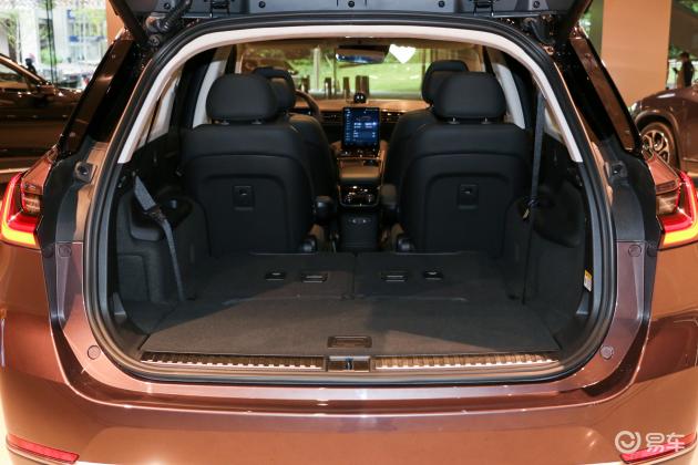 当前位置:>易车>蔚来es8车身摘要>摘要详情>蔚来es8后排空间表现中规