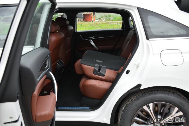 当前位置:>易车>本田ur-v车尾摘要>摘要详情>本田ur-v后排空间还算