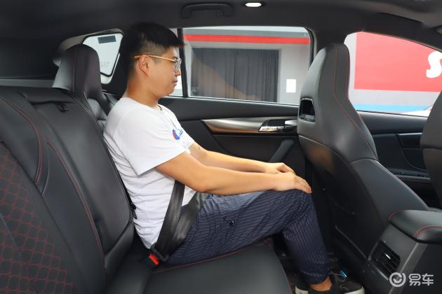 海马8s后备厢空间的表现比较不错,开口大小符合它家用车的定位,一家人