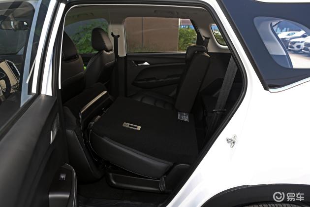 当前位置:>易车>宝骏530车尾摘要>摘要详情>宝骏530后备厢空间的表现