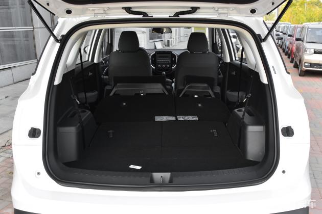 当前位置:>易车>宝骏530车尾摘要>摘要详情>宝骏530后备厢常规空间