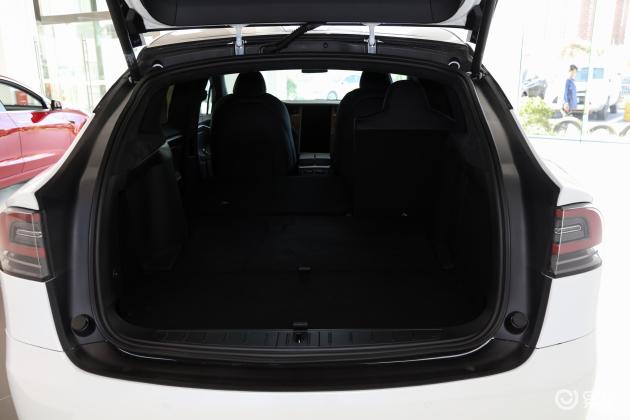 当前位置:>易车>modelx车尾摘要>摘要详情>model x空间表现不错,腿部