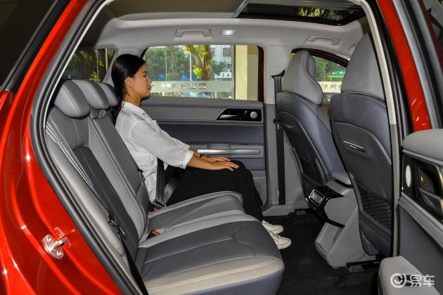 当前位置:>易车>爱驰u5车尾摘要>摘要详情>爱驰u5后备厢空间不错,也能