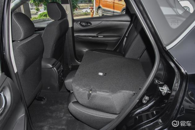 当前位置:>易车>骐达车尾摘要>摘要详情>骐达后备厢空间不错,也能通过