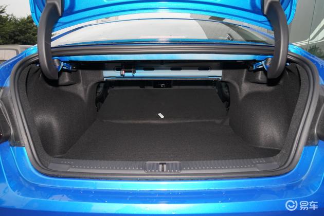 名爵5后备厢空间不错,也能通过放倒后排座椅来扩展储物空间,日常使用
