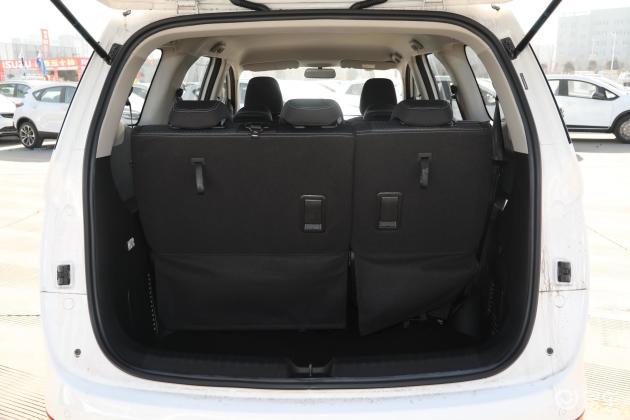 宝骏730后备厢空间表现还可以,旅途出行有大件物品的话,可以放倒后排