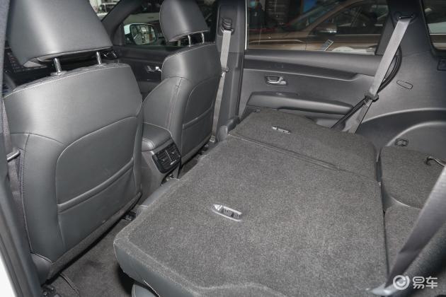 起亚kx7后备厢空间可利用率很高,装载能力也较为出色,后排座椅支持