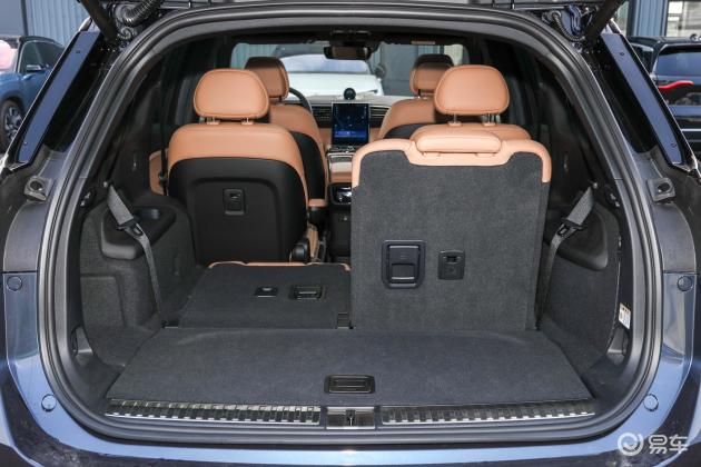 详情>蔚来es8后备厢空间不错,也能通过放倒后排座椅来扩展储物空间