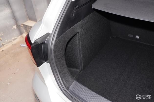 荣威ei5后备厢空间可利用率很高,装载能力也较为出色,后排座椅支持