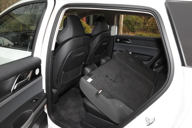 当前位置:>易车>爱驰u5车尾摘要>摘要详情>爱驰u5后排空间不错,满足