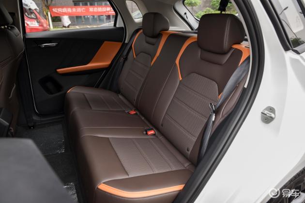 比亚迪e2内饰空间驻车