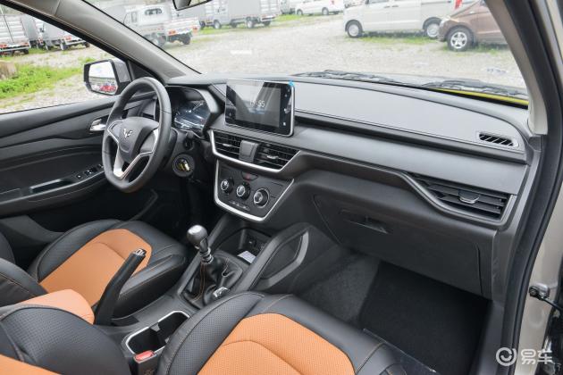 来到内饰,五菱宏光s3的内饰简约给人感觉就是时尚.